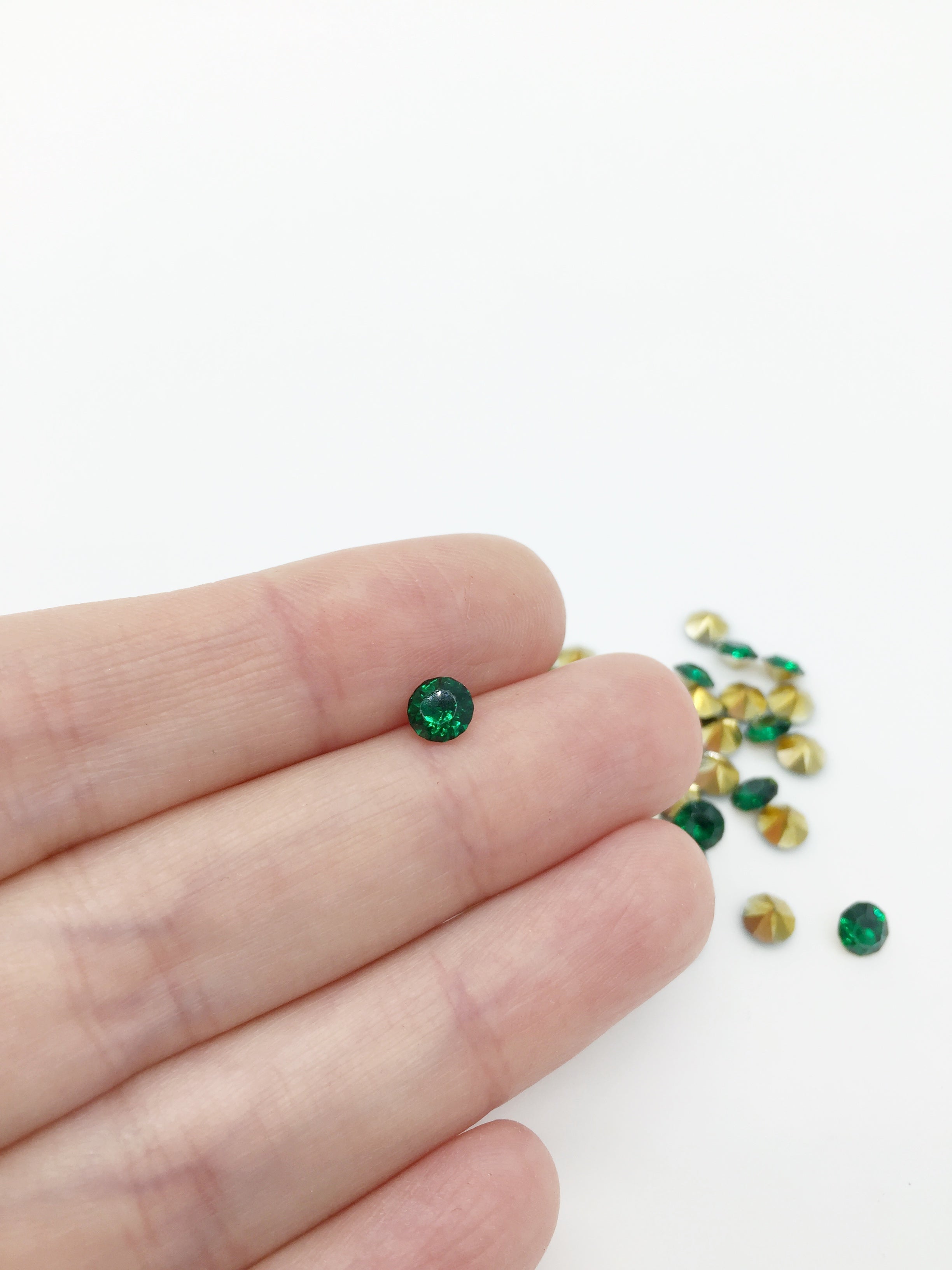 72 x 5mm Emerald Green Round Diamond Cut Rhinestones, Foiled Back (4096)