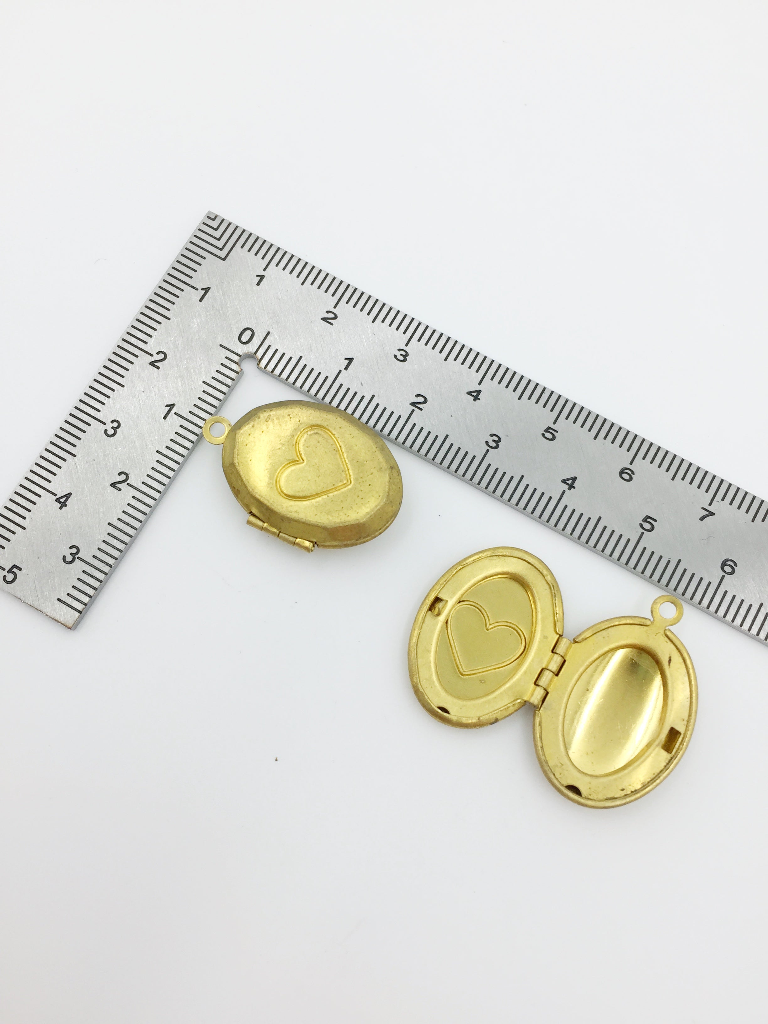 5 x Vintage Raw Brass Oval Locket Pendants with Embossed Heart Pattern, 16x24mm