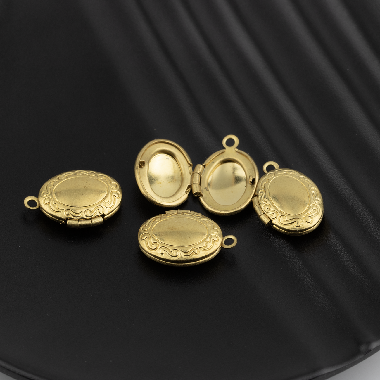 5 x Embossed Border Oval Locket Charms, 16x11mm
