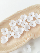 20 x Pure White 3 Petal Resin Flower Beads (0918)