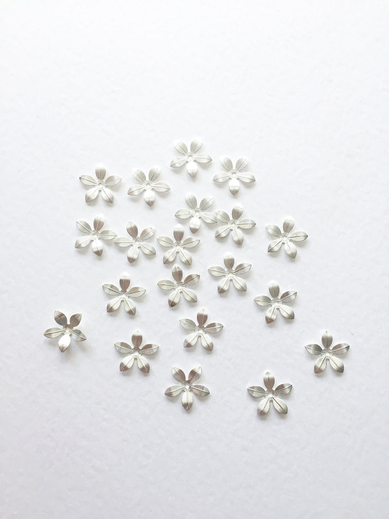 10 x Silver Plated Flower Bead Caps, 15mm (0757)