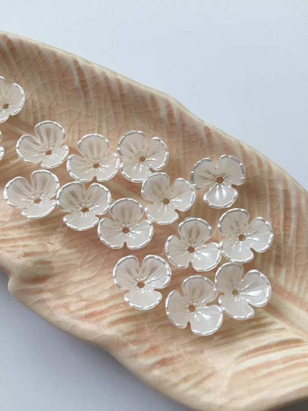 24 x Pearlised Off White Flower Beads, 11mm (0694)