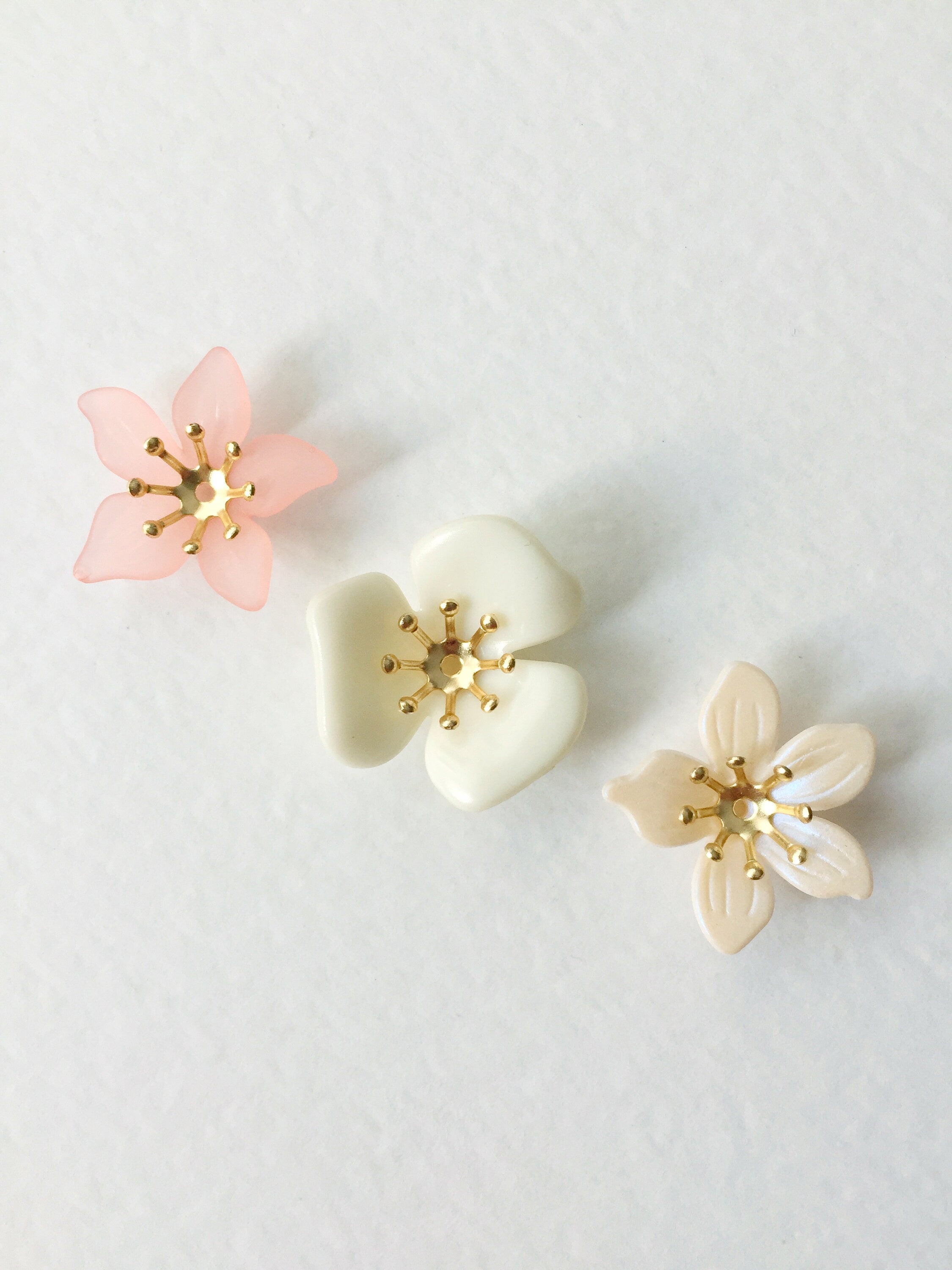 40 x Gold Metal Flower Bead Caps, Stamen Beads, 10mm (3062)