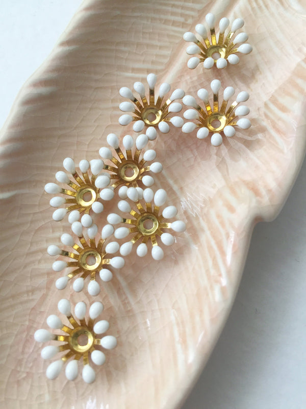 8 x Gold Tone Flower Stamen Bead Caps, 14mm (2295)