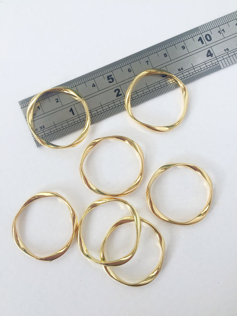 4 x Gold Plated Wavy Circle Connectors, 32mm (0644)