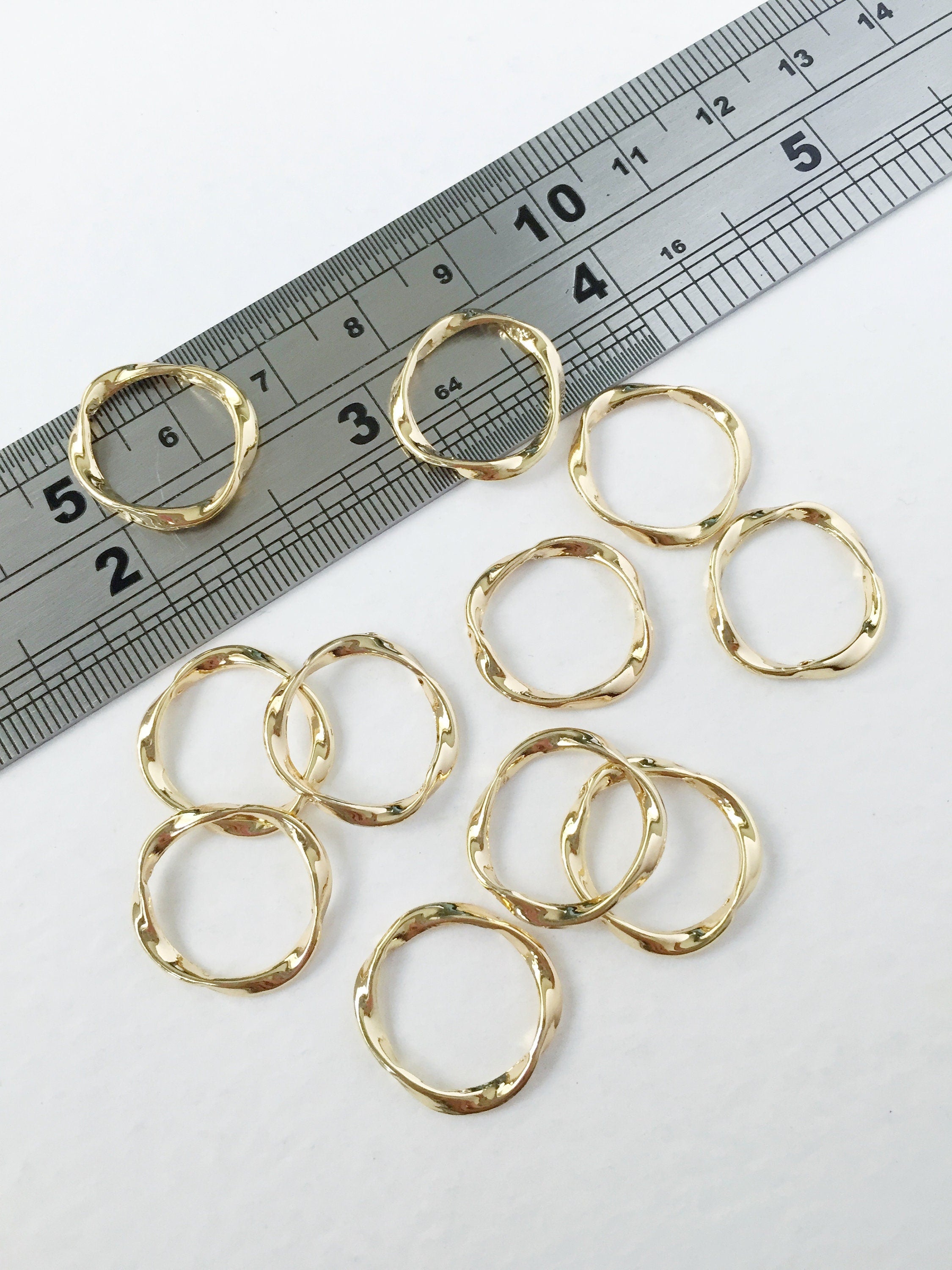 6 x Gold Plated Wavy Circle Connectors, 16mm (0630)