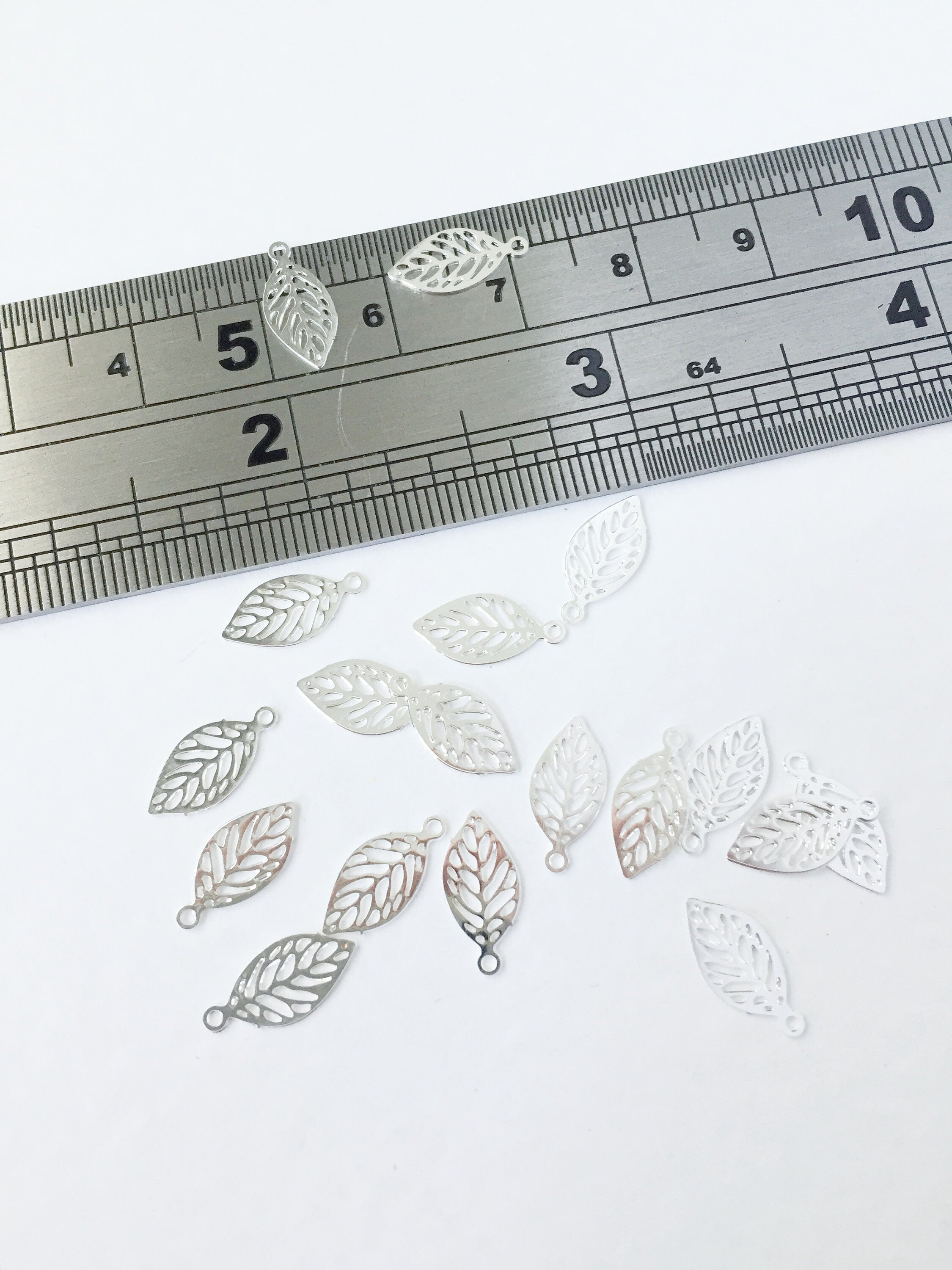 10 x Tiny Silver Plated Filigree Leaf Pendants, 11.5x5.5mm (0467)