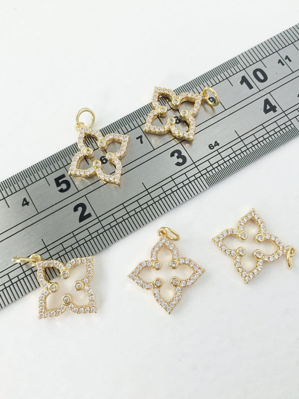 1 x 18K Gold Plated Quatrefoil Pendant with Cubic Zirconia, 18.5x16.5mm