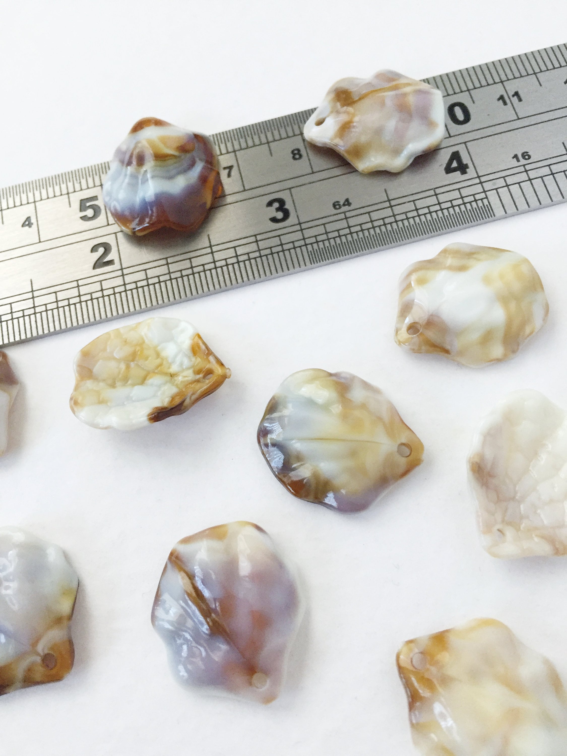30 x Acrylic Seashell Charms, 20x16mm (G)