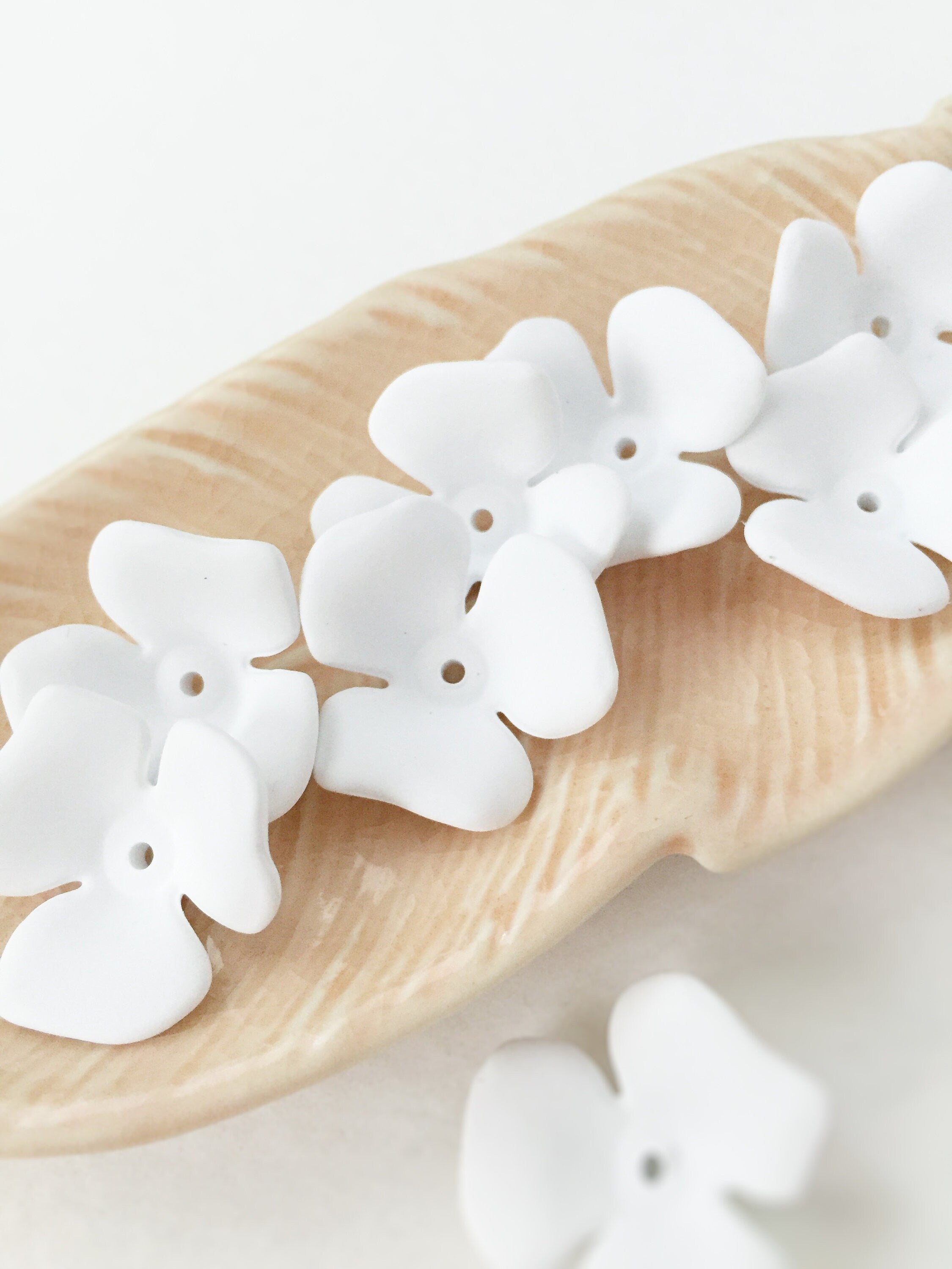 8 x Large Pure White Rubberised Flower Beads, 22mm (3072)