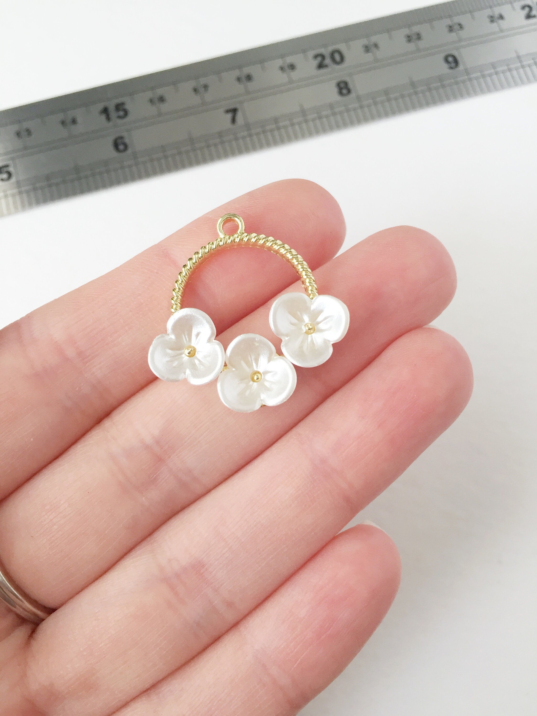 2 x Gold Plated Pearl and Flower Wreath Pendants, 27x26mm (0952)