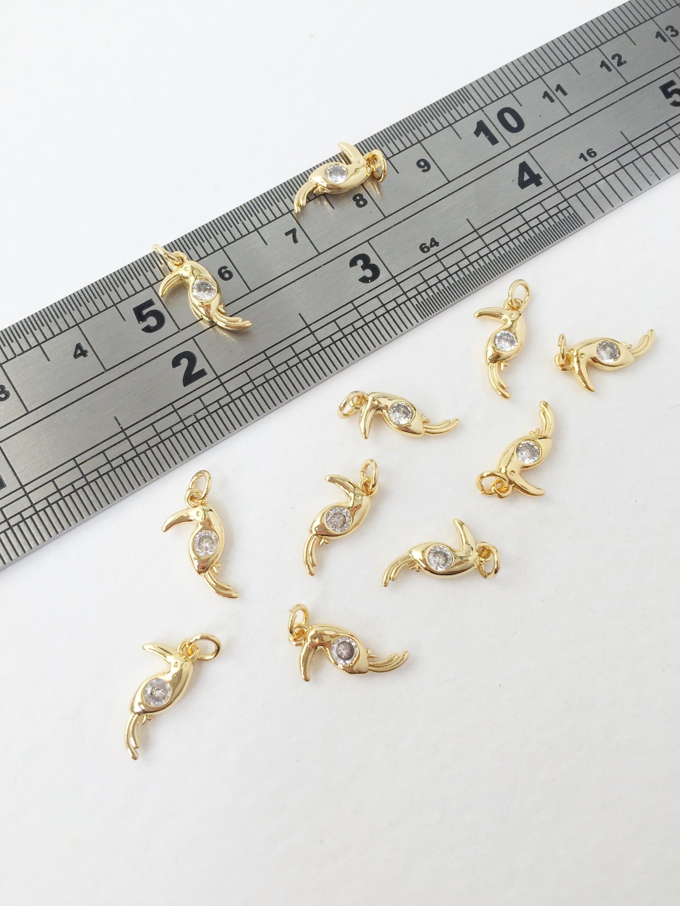 1 x 18K Gold Plated Dainty Toucan Pendant with Cubic Zirconia, 14x7mm (1093G)