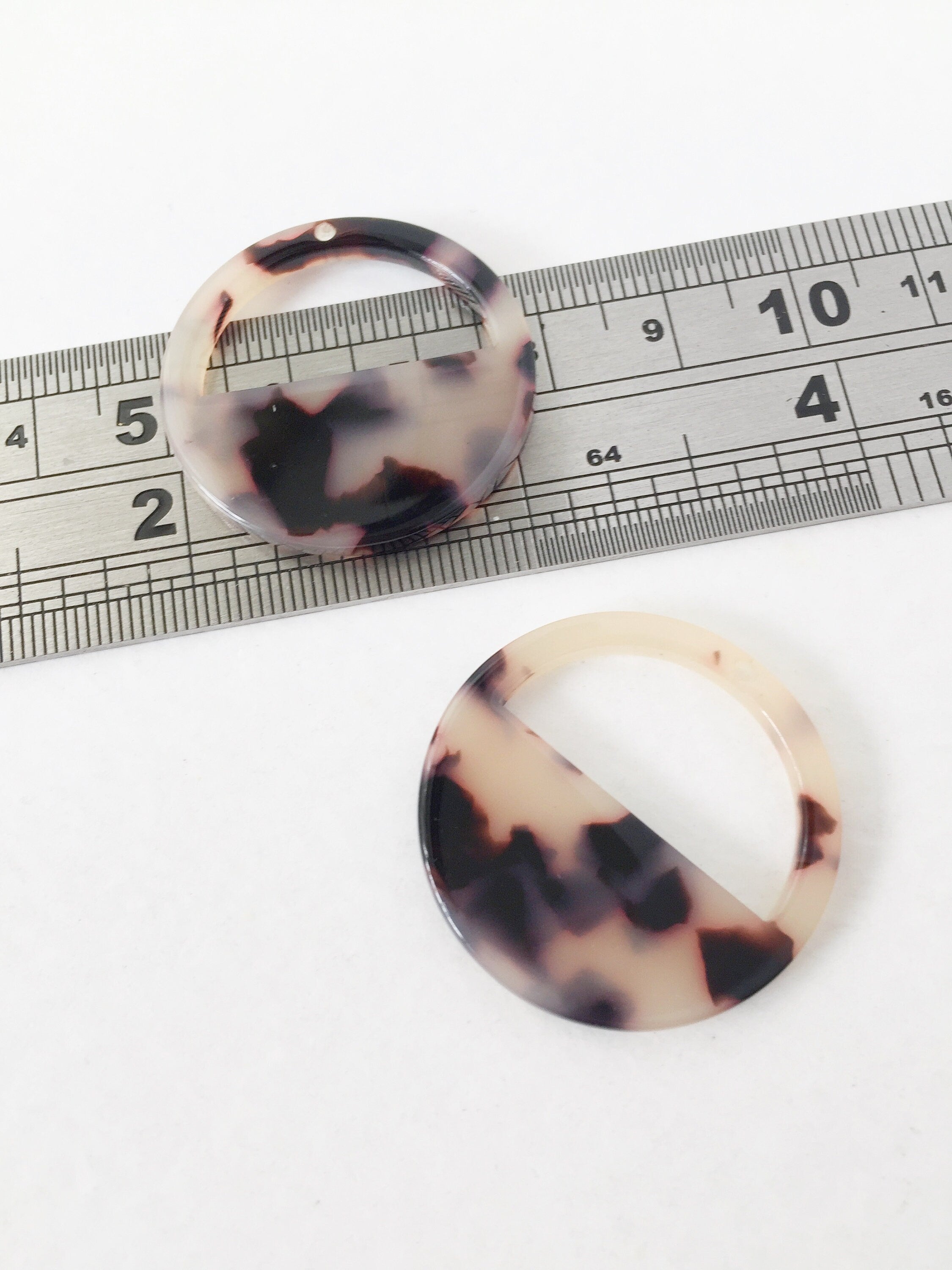 2 x Natural Tortoiseshell Effect Cut Out Round Pendants, 30mm (1549)