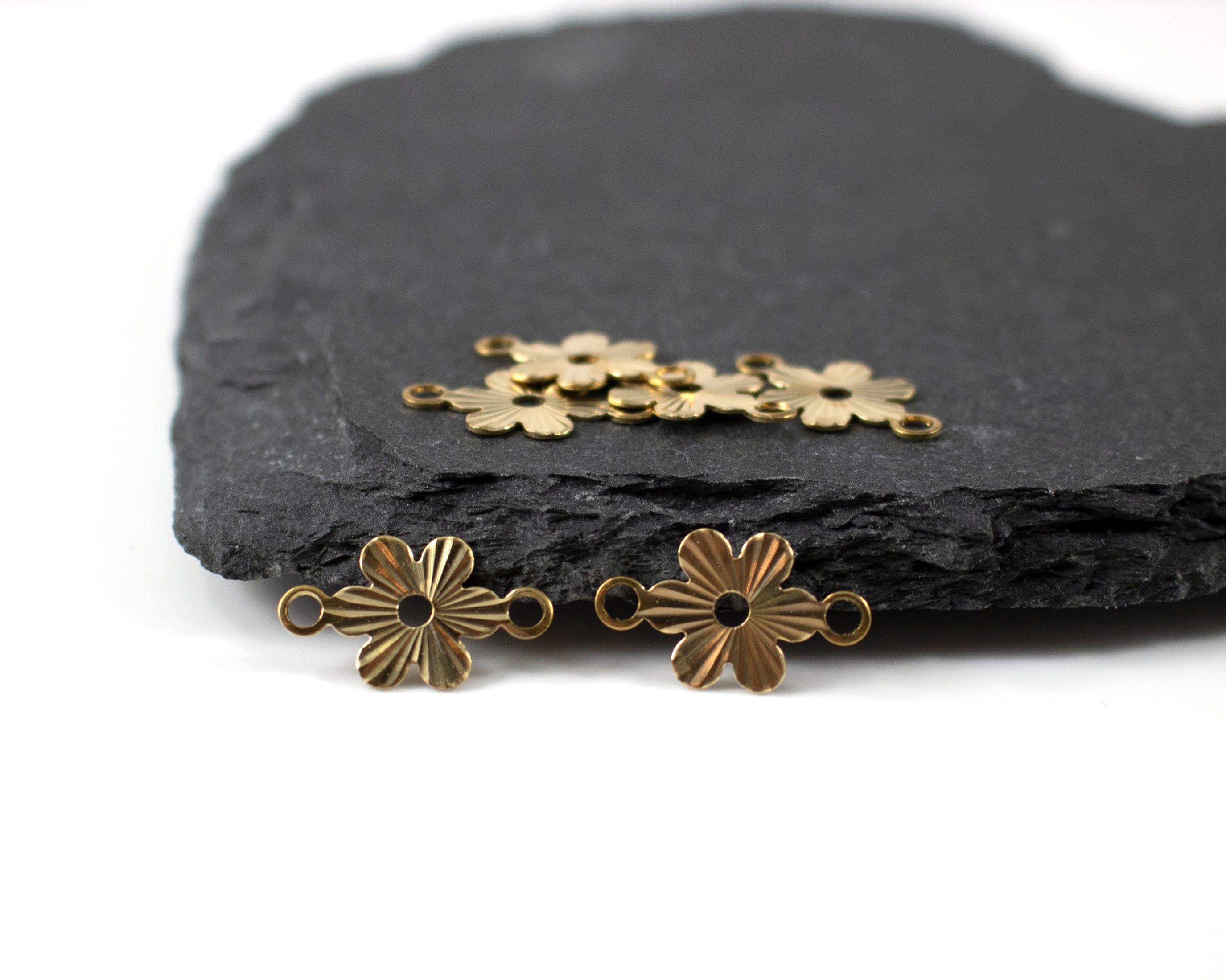 10 x Raw Brass Flower Links, 16x9mm (C0101)