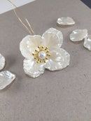 40 x Pearlised Ivory Flower Petal Beads (1863)