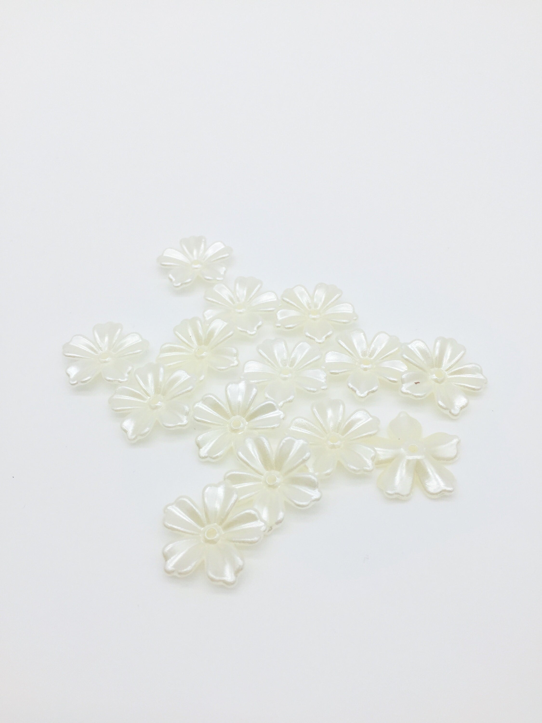25 x Pearlised Ivory Flower Beads, 21mm (3075)