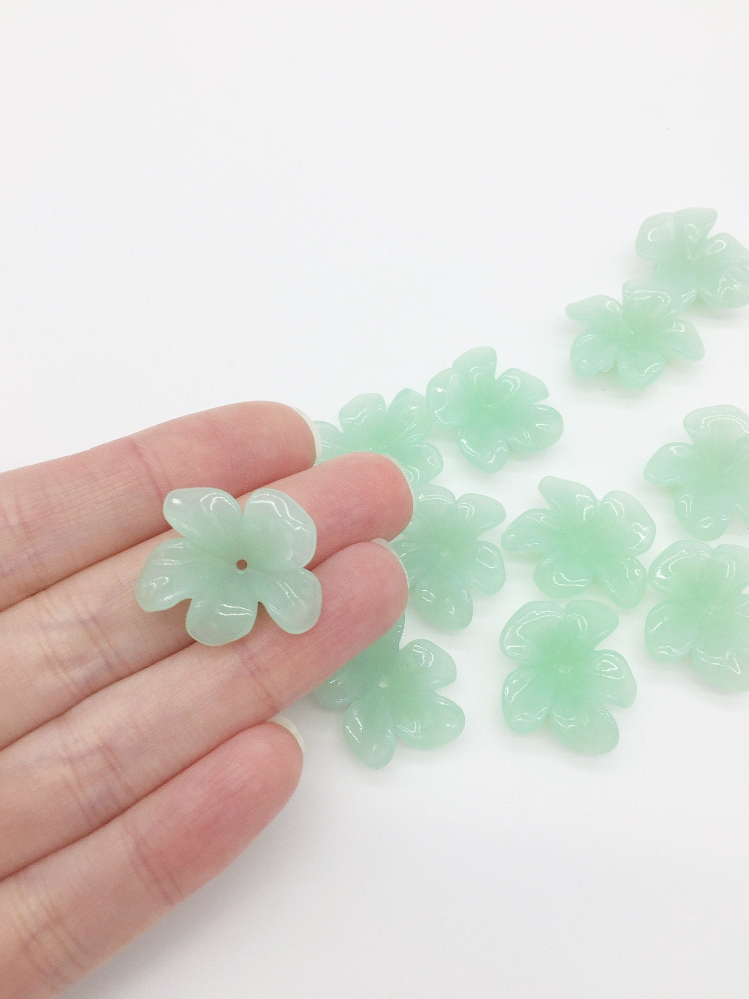 8 x Jelly Flower Beads, 26x23mm Mint Green Resin Flowers (0849)