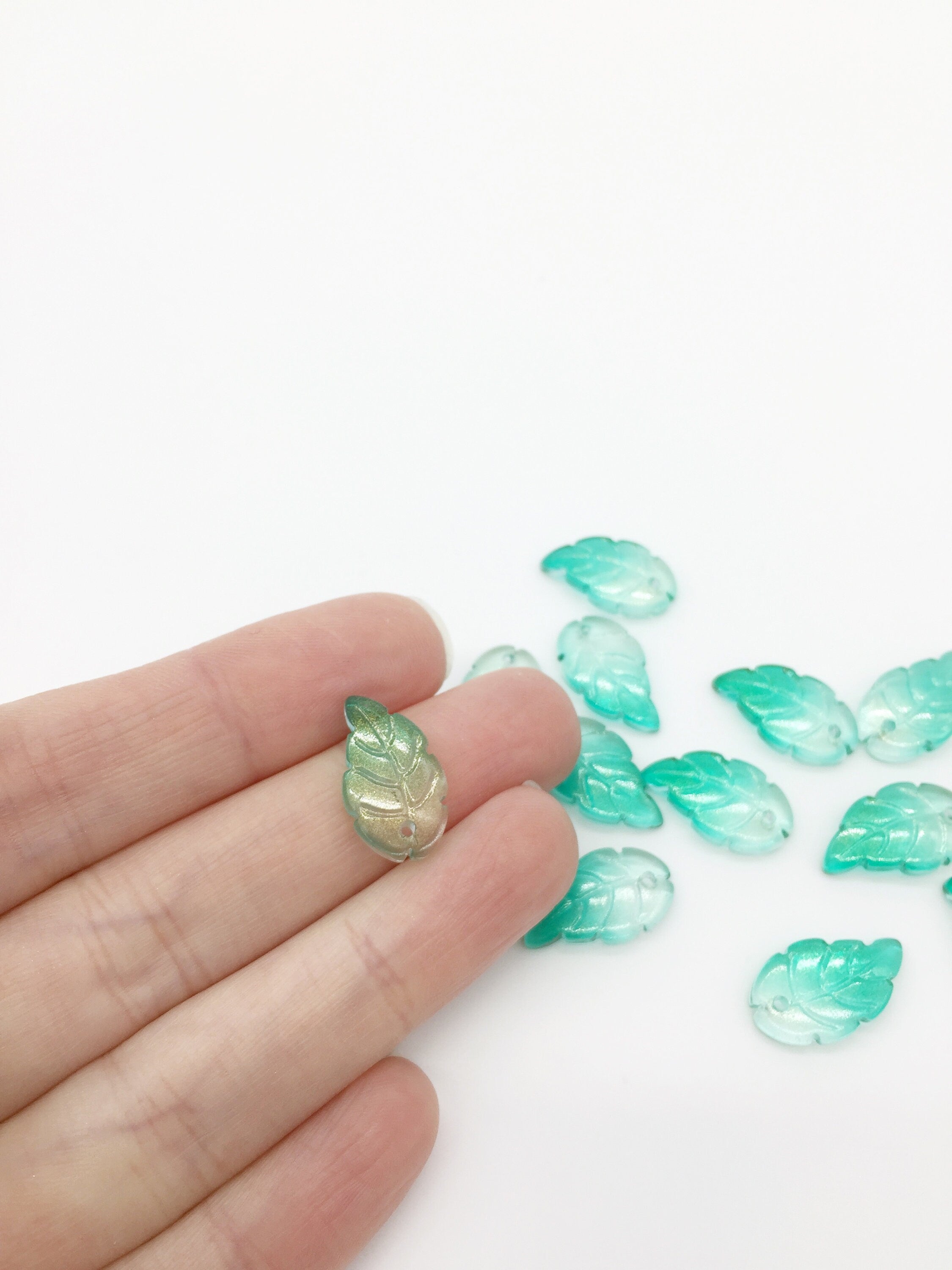 10 x Green Ombre Glass Leaf Beads, 10x18mm Leaf Charms (3450)