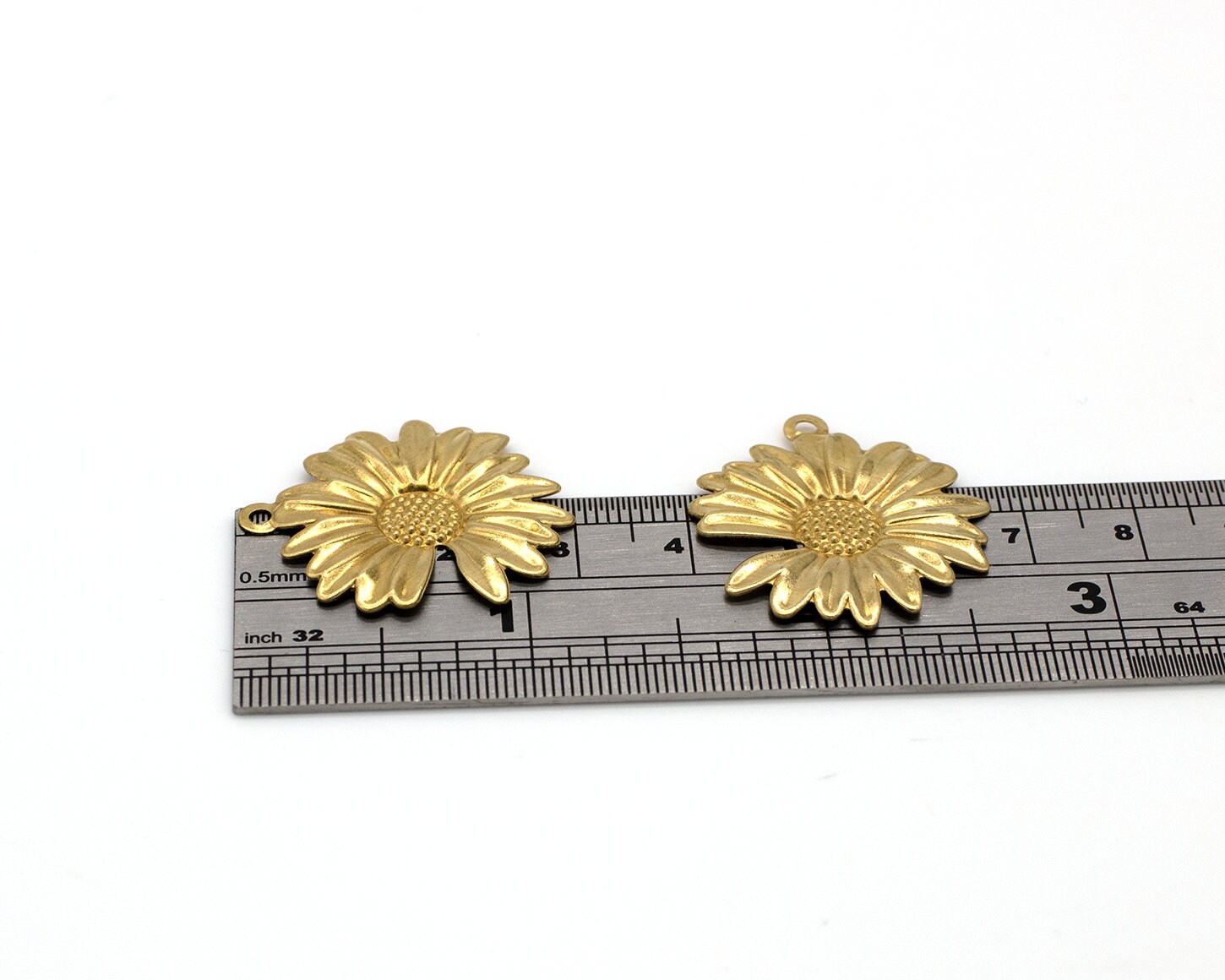 6 x Raw Brass Daisy Flower Pendants, 30x27mm (C0659)